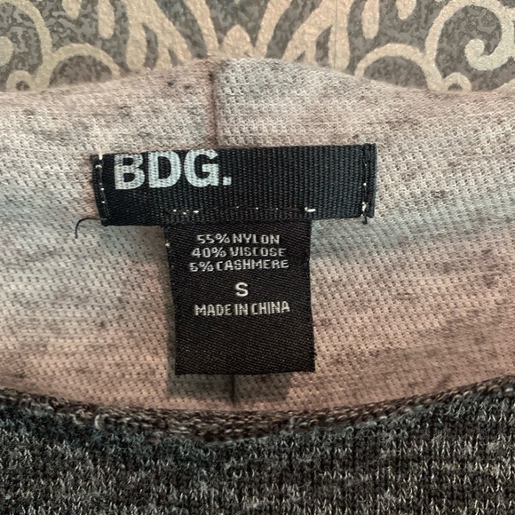 BDG. small grey crop top - Picture 2 of 3